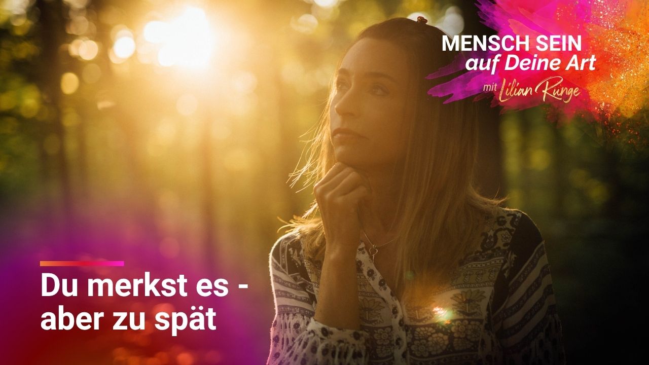 Lilian sitzt nachdenklich in einem Wald während der Golden Hour