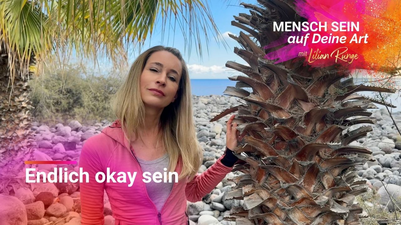 Lilian mit Meerblick im Rücken stützt sich an einer Palme an