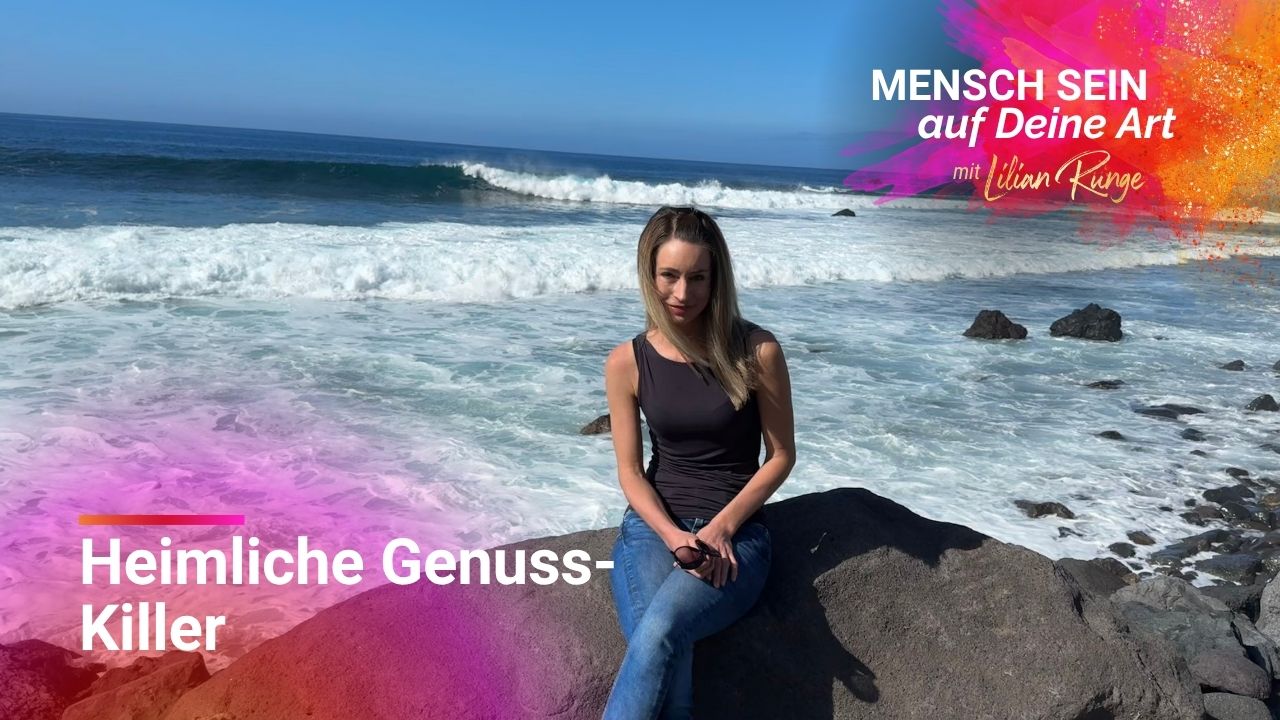 Lilian sitzt auf einem Felsen mit dem Meer im Hintergrund