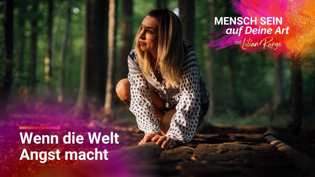 Lilian sitzt in einem dunklen Wald und schaut seitlich in die Ferne