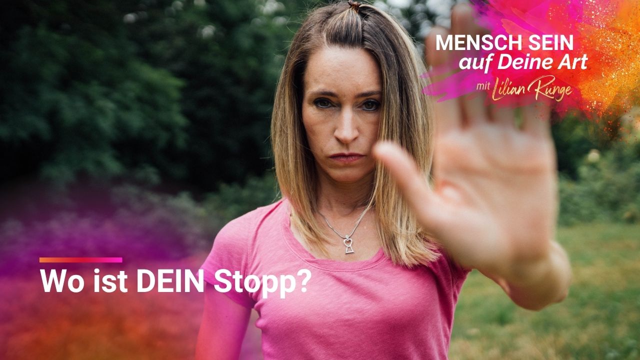 Lilian hält ihre Hand vor und signalisiert ein Stopp